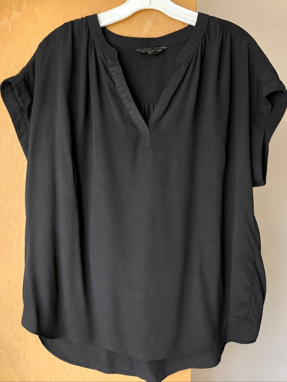 BANANA REPUBLIC Black Silk Top Cap Sleeves Shirtail Hem Medium